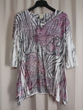 Jess & Jane "Zebra Paisley" Asymmetrical Hanky Hem 3/4 Sleeve Lightweight Top